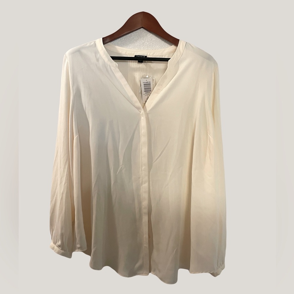 Torrid 3 Women’s Plus 3X Ivory Button Up Top Long Sleeve Blouse Shirt V Neck
